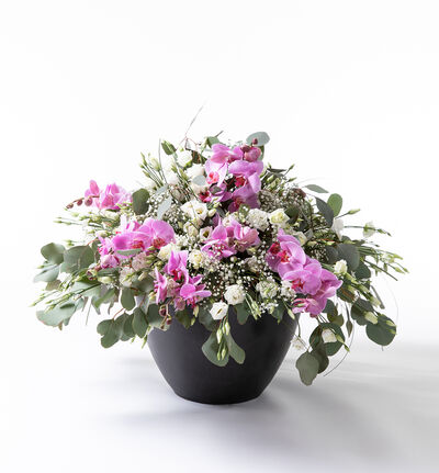 Arrangementsdekorasjon i lilla og hvitt med slør Arrangementsdekorasjon i lilla og hvitt med slør